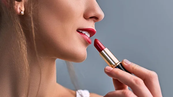Model Wanita Cantik Dengan Lipstik Merah Klasik Cerah Bibir Merah — Stok Foto