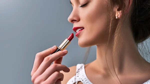 Model Wanita Kaukasia Sensual Yang Indah Dengan Lipstik Merah Matte — Stok Foto