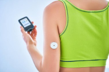 Diyabet hastası uzaktan sensörle glikoz seviyesini kontrol ediyor. Kan olmadan sürekli glukoz seviyelerini gözlemliyorum. Diyabet tedavisinde teknoloji