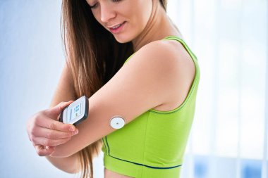 Diyabetik hasta kontrolü ve glikoz seviyesini uzaktan sensörle kontrol etmek. Kan olmadan glikoz seviyelerini izlemek. Diyabet tedavisinde tıbbi teknoloji, diyabetik yaşam tarzı