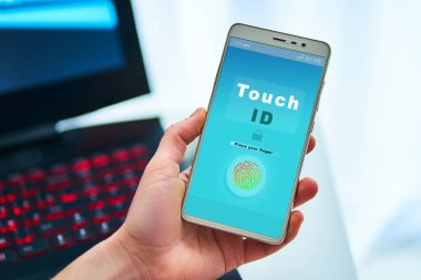 Parmak izi tanıma sistemini kullanarak akıllı telefonun kilidini açmak. Güvenlik taramasına dokunun. Yüksek teknoloji. 