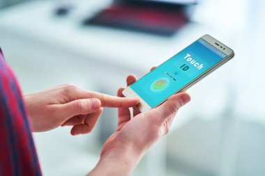 Parmak izi tanıma sistemini kullanarak akıllı telefonun kilidini açmak. Güvenlik taramasına dokunun. Yüksek teknoloji. 