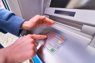 Güvenlik amacıyla ATM 'nin klavyesinde para çekmek için kullanılan bir PIN kodu ile arama ve gizler