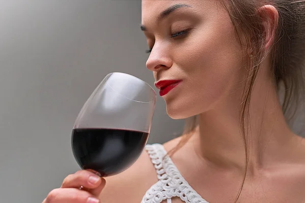 Piękny Portret Pięknej Białej Brunetki Modelki Winem Czerwonymi Ustami — Zdjęcie stockowe
