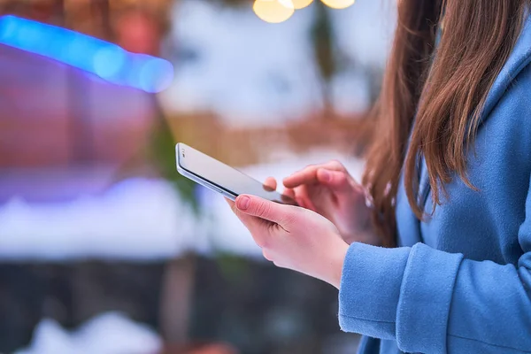 Mujer Sostiene Teléfono Móvil Para Comunicación Línea Surf Fondo Bokeh —  Fotos de Stock