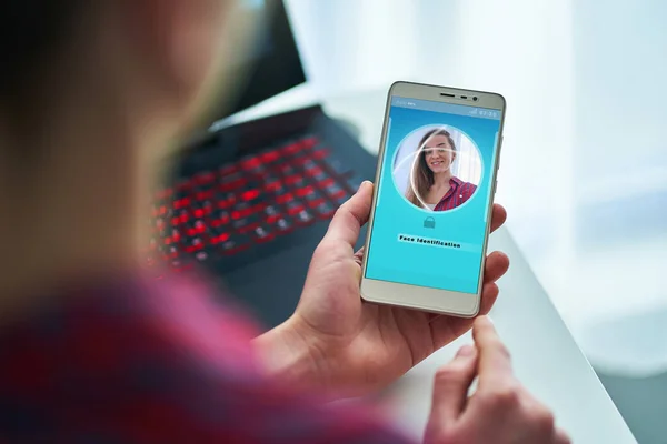 Desbloquear Teléfono Inteligente Femenino Utilizando Sistema Reconocimiento Facial Identificación Biométrica —  Fotos de Stock