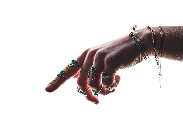 Mão Feminina Estilo Boho Usando Anéis Prata Com Pedra Turquesa — Fotografia de Stock