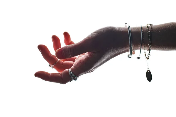 Mão Feminina Estilo Boho Com Anéis Prata Pulseiras Fundo Branco — Fotografia de Stock