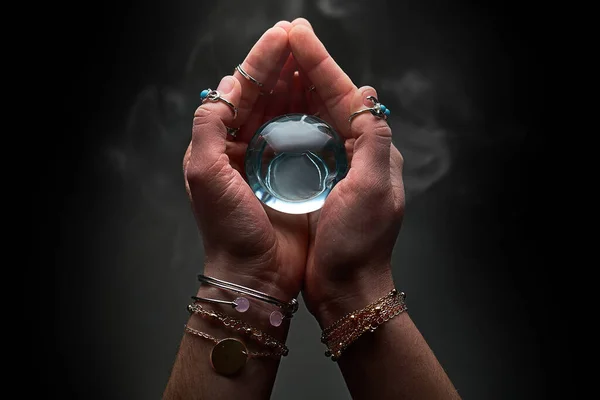 Magia Niebieska Kryształowa Kula Dymem Rękach Wróżki Przewidywania Wróżenia Ciemnym — Zdjęcie stockowe
