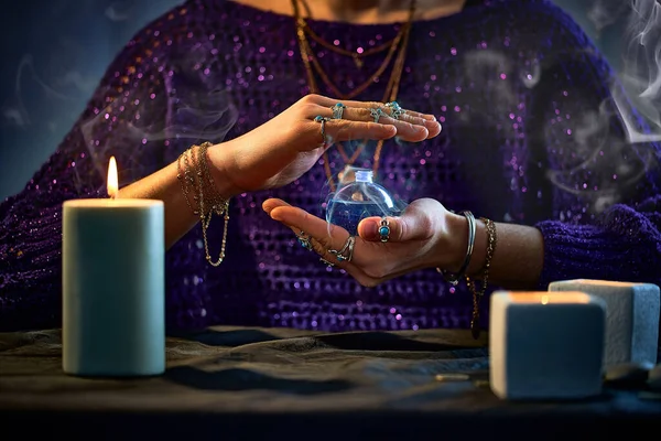 Mulher Bruxa Fantasia Usando Encantadora Garrafa Poção Elixir Mágico Para — Fotografia de Stock