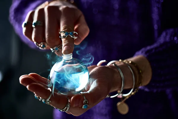 Czarodziejka Fantazji Używająca Magicznej Butelki Eliksiru Zaklęcia Miłosnego Czarów Wróżenia — Zdjęcie stockowe