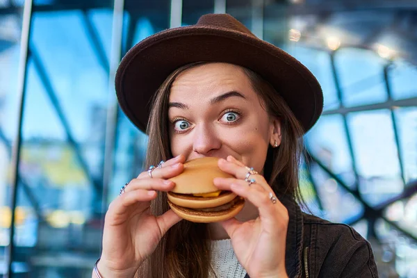 Χαρούμενη Χαρούμενη Κομψή Hipster Πεινασμένη Γυναίκα Έκπληκτη Ευρεία Μάτια Τρώει — Φωτογραφία Αρχείου