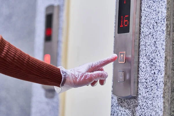 Человек Прозрачных Резиновых Перчатках Нажимает Кнопку Лифта Время Вспышки Вируса — стоковое фото
