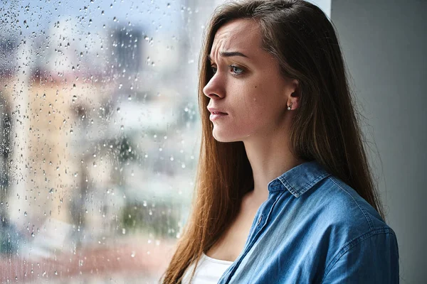 Smutna Nieszczęśliwa Płacząca Kobieta Łzami Oczach Cierpiąca Wstrząs Emocjonalny Stratę — Zdjęcie stockowe