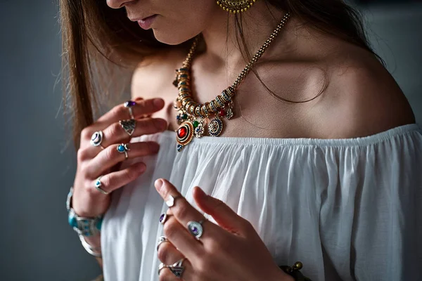 Mulher Elegante Boho Chique Vestindo Blusa Branca Com Colar Dourado — Fotografia de Stock