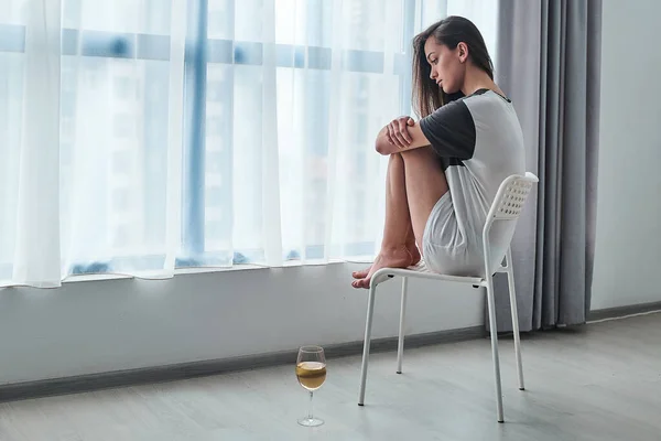 Triste Estressado Infeliz Deprimido Melancolia Mulher Pensativa Com Copo Vinho — Fotografia de Stock