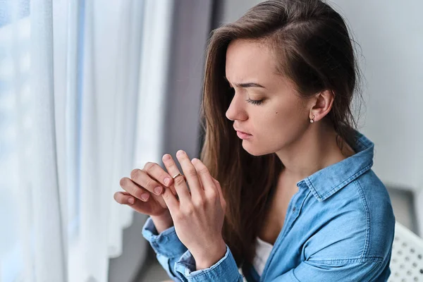 Mujer Divorciada Triste Infeliz Quita Anillo Del Dedo Sienta Sola — Foto de Stock