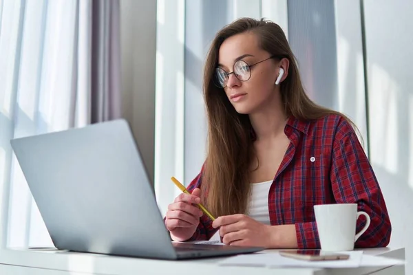 Mujer Freelancer Concentrada Seria Que Utiliza Ordenador Portátil Para Bloguear —  Fotos de Stock