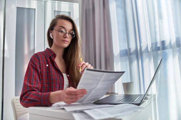 Moderne Junge Lässige Attraktive Frau Mit Brille Überprüft Und Durchsieht — Stockfoto