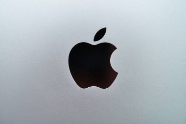 Batumi, Georgia - 26 Nisan 2020. Gri arkaplanda Apple logosu 