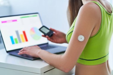 Glikoz seviyesini ölçmek ve çevrimiçi izlemek için uzaktan sensör ve bilgisayar kullanan şeker hastası. Diyabet kontrolü ve sağlık hizmetleri