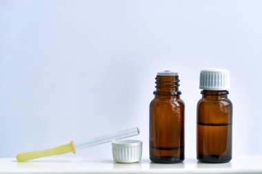 Aromaterapi için bitkisel aroma yağı, doğal ilaç ve güzellik cilt bakımı. Beyaz arka planda homeopati için gerekli yağ şişeleri