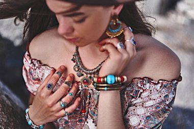 Göz kamaştırıcı, şık bir kadın. Mücevher aksesuarlarıyla süslü moda Hintli hippi çingene kıyafeti. 