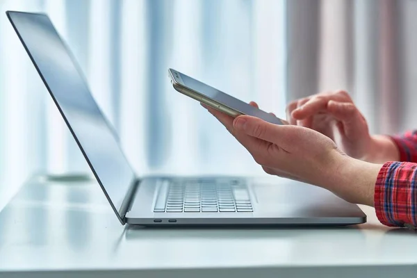 Mujer Utiliza Teléfono Móvil Ordenador Para Comunicación Línea Navegación Navegación —  Fotos de Stock