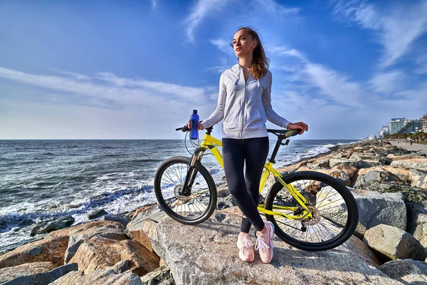 Fitness Frau Mit Gelbem Fahrrad Steht Einem Klaren Sonnigen Tag — Stockfoto