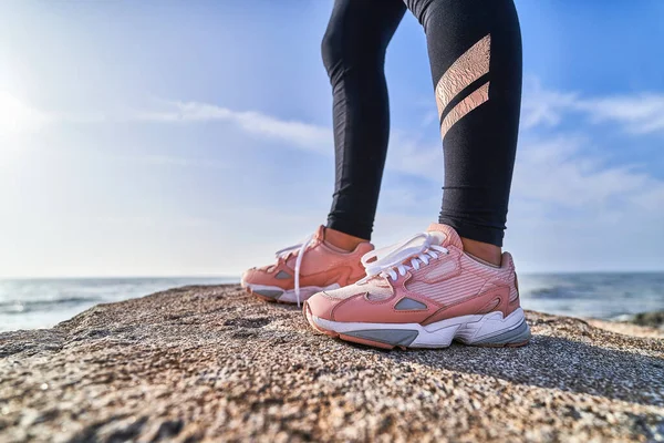 Αθλητική Γυμνάστρια Ροζ Άνετα Αθλητικά Παπούτσια Για Τρέξιμο Εξωτερικούς Χώρους — Φωτογραφία Αρχείου