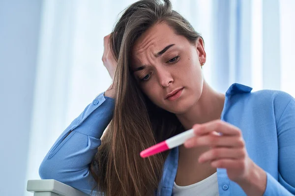 Triste Triste Mujer Infeliz Lleva Cabo Prueba Embarazo Con Resultado —  Fotos de Stock