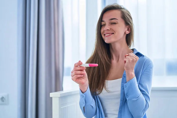 Šťastná Spokojená Radostná Žena Raduje Pozitivního Těhotenského Testu Plánované Dlouho — Stock fotografie
