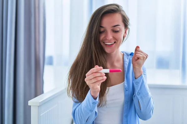 Šťastná Spokojená Radostná Žena Raduje Pozitivního Výsledku Těhotenského Testu Plánované — Stock fotografie
