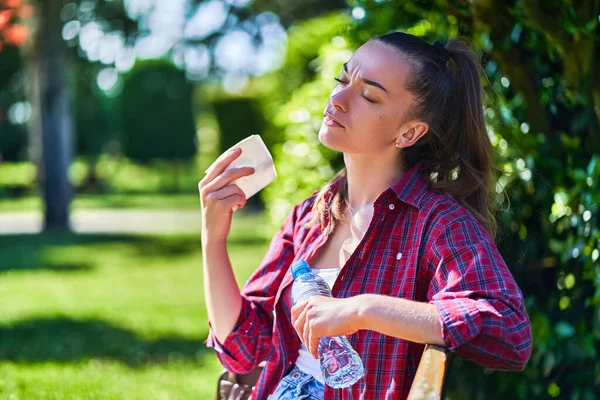 Unavená Zpocená Žena Odpočívající Stínu Zatímco Parku Horkém Počasí — Stock fotografie