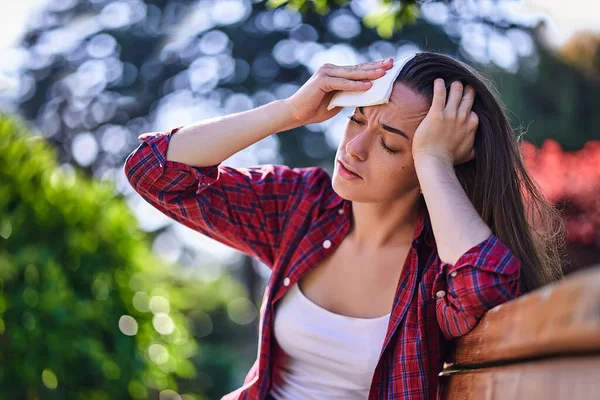 Stanco Sudorazione Donna Pulisce Fronte Con Tovagliolo Estate Caldo All — Foto Stock