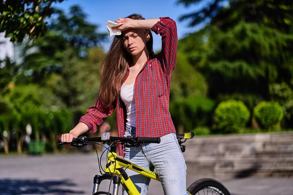 Müde Frau Hält Sich Die Stirn Und Leidet Unter Hitze — Stockfoto