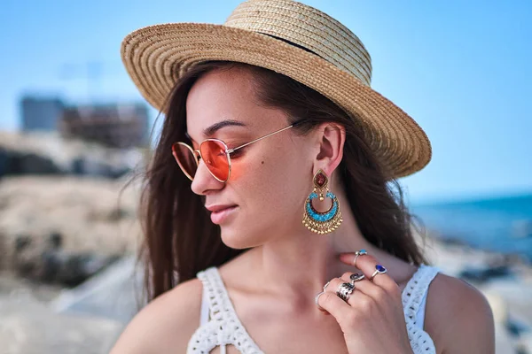 Stylish Beautiful Bright Summer Woman Wearing Straw Hat Big Earrings — Stock Photo, Image