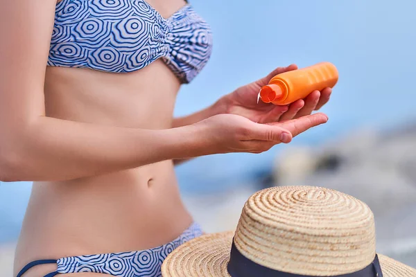 Vrouw Een Badpak Houdt Zonnebrandfles Vast Tijdens Het Zonnebaden Aan — Stockfoto