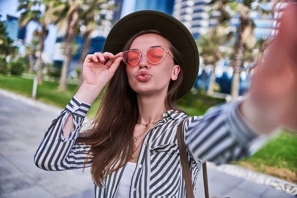 Göz Kamaştırıcı Stil Modern Tasasız Genç Hippi Kadın Blogcu Keçeli — Stok fotoğraf
