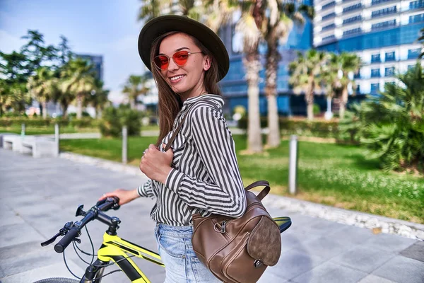 Stylisch Lächelnd Glücklich Fröhlich Brünette Junge Hipsterfrau Modischen Outfit Mit — Stockfoto