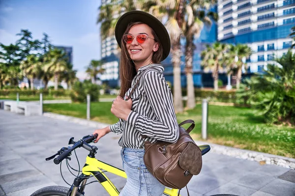 Stylisch Lächelnde Moderne Brünette Junge Hipsterfrau Modischem Outfit Mit Filzhut — Stockfoto