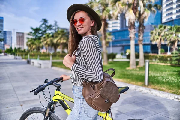 Stylisch Lächelnde Fröhliche Brünette Hipsterfrau Modischen Outfit Mit Filzhut Und — Stockfoto