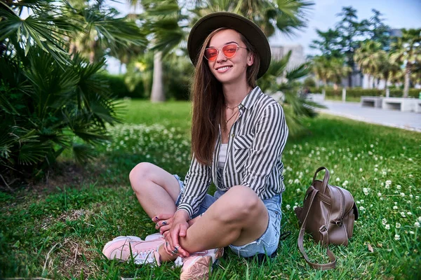 Snygg Leende Modern Brunett Ung Hipster Kvinna Fashionabel Outfit Bär — Stockfoto