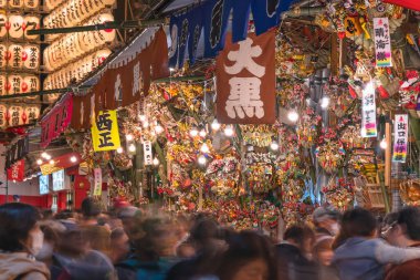 asakusa, Japonya - Kasım 08 2019: Ootori Tapınağı 'ndaki Tori-no-Ichi Fuarı veya Rakes Fair mihrabları sırasında iş hayatında başarı elde etmek için uğurlu bambu tırmıkları veya Engi Kumade tüccarlarına satıldı.