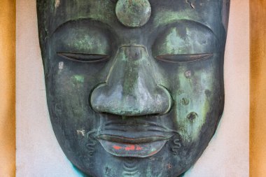 Tokyo, Japonya - 11 Ekim 2020: Kaneiji tapınağındaki Ueno Daibutsu 'nun Japon Buda Shaka Nyorai' nin Büyük Kanto depreminden sonraki yüzünü gösteren görüntülerine yakın çekim.