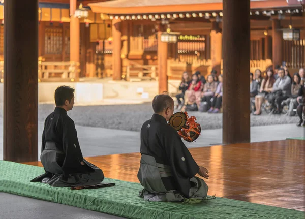 Tokyo Japonsko Listopad 2019 Japonský Muž Sedící Záchvatu Pózy Hrající — Stock fotografie