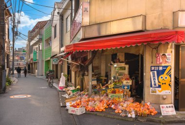 Tokyo, Japonya - 20 Ekim 2020: Sumida nehri boyunca Kanegafuchi 'nin Shoei-kai alışveriş caddesindeki meyve ve sebzeli mahalle marketi.