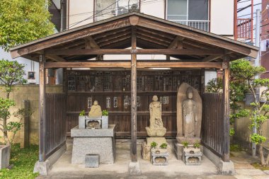 Tokyo, Japonya - 30 Ekim 2020: Keşiş Kukai veya Kobo-Daishi 'nin Budist heykelleri, çocukları koruyan bir Kosodate Jizo heykeli ve Tamonji tapınağında soldan sağa sıralanmış bir Buda Shaka Nyorai