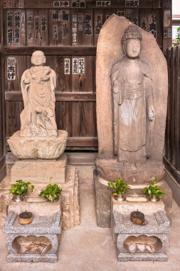 Tokyo, Japonya - 30 Ekim 2020: Bodhisattva Kosodate Jizo heykelinin çocukları koruyan Budist heykelleri ve Buda Shaka Nyorai Tamonji tapınağı Sumida 'da soldan sağa dizildi.