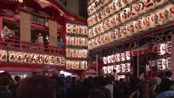 오로 토리 신사에서 열리는 토리 노 - 이 치 박람회에서 일본 사람들의 에도 사코가 구라 공연 장면. — 비디오